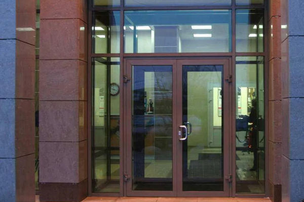 Теплый или холодный алюминий: в каких случаях для входной двери необходим терморазрыв, а когда можно сэкономить