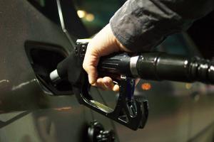 Продажи бензина в России упали на треть