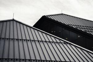 Монтаж кровли кликфальц: особенности технологии и советы по выбору