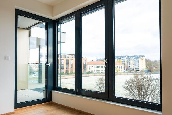 Особенности алюминиевого остекления: плюсы и ограничения