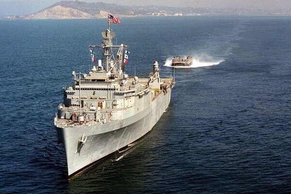 Военный корабль ВМС США сбил беспилотник, запущенный хуситами из Йемена, сообщил чиновник