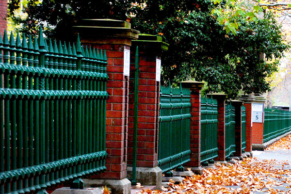 Металлические ограждения: надежность, эстетика и долговечность для дома и участка