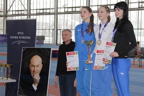 С 2026 года «Рождественский кубок» по лёгкой атлетике носит имя Юрия Лужкова