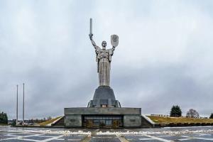 В Киеве осудили акцию ЛГБТ, осквернивших монумент «Родина-мать»