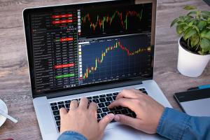 Как правильно инвестировать деньги в акции?