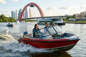 Городские водные сервисы: как технологии и правила безопасности сделали возможной аренду катера без капитана в Москве