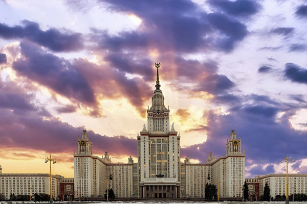 «Прогулки по Университету»: воспоминания, архивы и традиции МГУ