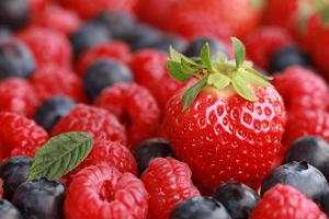 Нужно ли мыть летние ягоды, рассказал агроном 