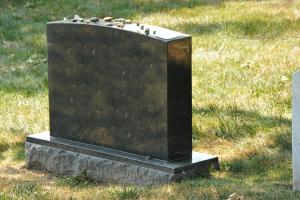 Как выбрать памятник на могилу