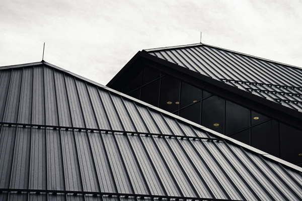 Монтаж кровли кликфальц: особенности технологии и советы по выбору