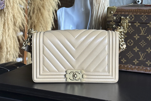 Куда можно дорого продать сумку Шанель оригинал б/у в Москве и где такую сумку выгодно купить