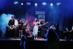 С сольным концертом на фестивале СИГНОН Open Air Fest 2023 выступила Женя Львовская
