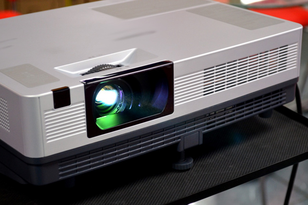 Мультимедийное оборудование: настенные и потолочные крепления для проекторов