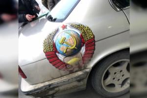 Под Одессой задержали иностранца, украсившего свой автомобиль советской символикой