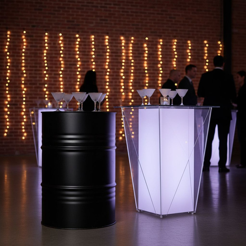 Стильные дизайнерские решения для мероприятий: сочетание лофт-мебели из бочек и футуристичных столов с LED-подсветкой.