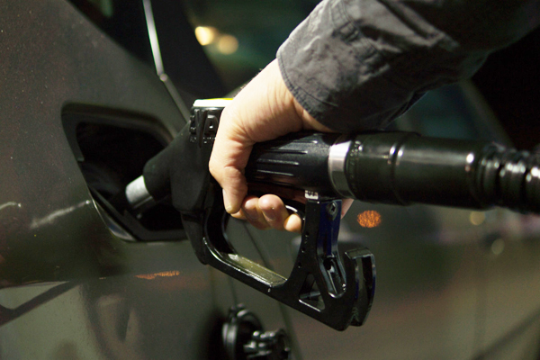 Более половины автомобилистов признались, что сократили число поездок из-за роста цен на бензин
