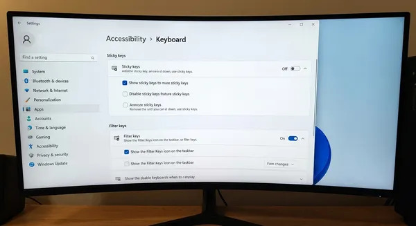 Скриншот настроек специальных возможностей Windows 11 в разделе отключения залипания клавиш, показывает где снять фильтрацию для восстановления работы шорткатов.